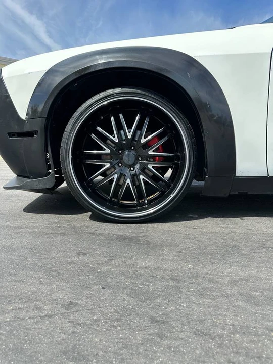 2010 Dodge Challenger 3rd Gen - Image 11 of 15