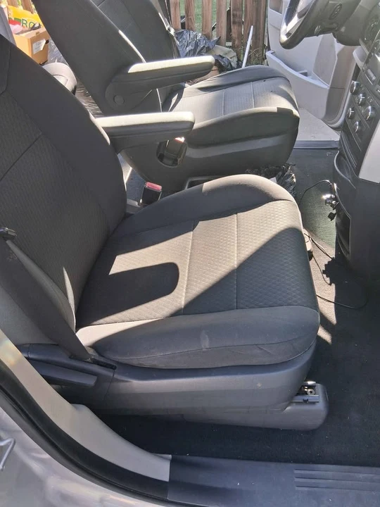 2010 Dodge Caravan - Image 11 of 13
