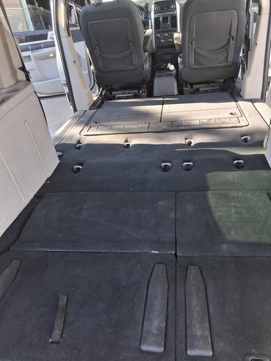 2010 Dodge Caravan - Image 10 of 13