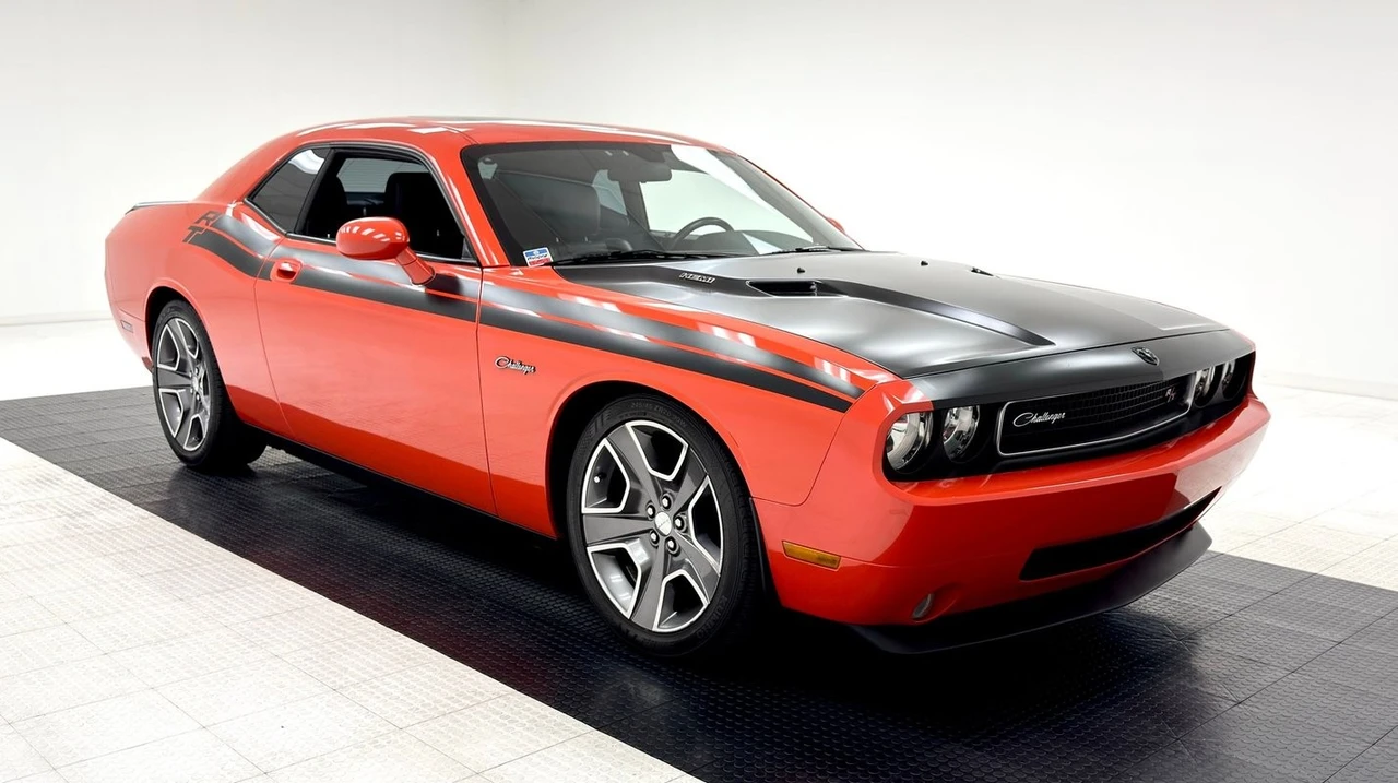 2010 Dodge Challenger - Image 7 of 31