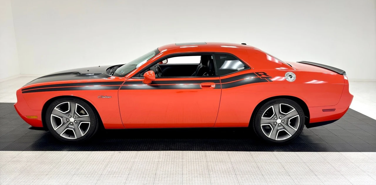 2010 Dodge Challenger - Image 2 of 31
