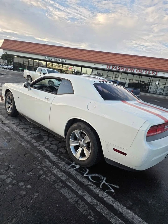 2010 Dodge Challenger 3rd Gen - Image 4 of 7
