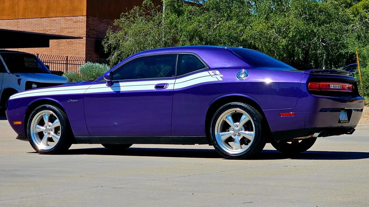 2010 Dodge Challenger 3rd Gen - Image 5 of 12