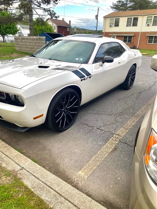 2010 Dodge Challenger 3rd Gen - Image 4 of 5