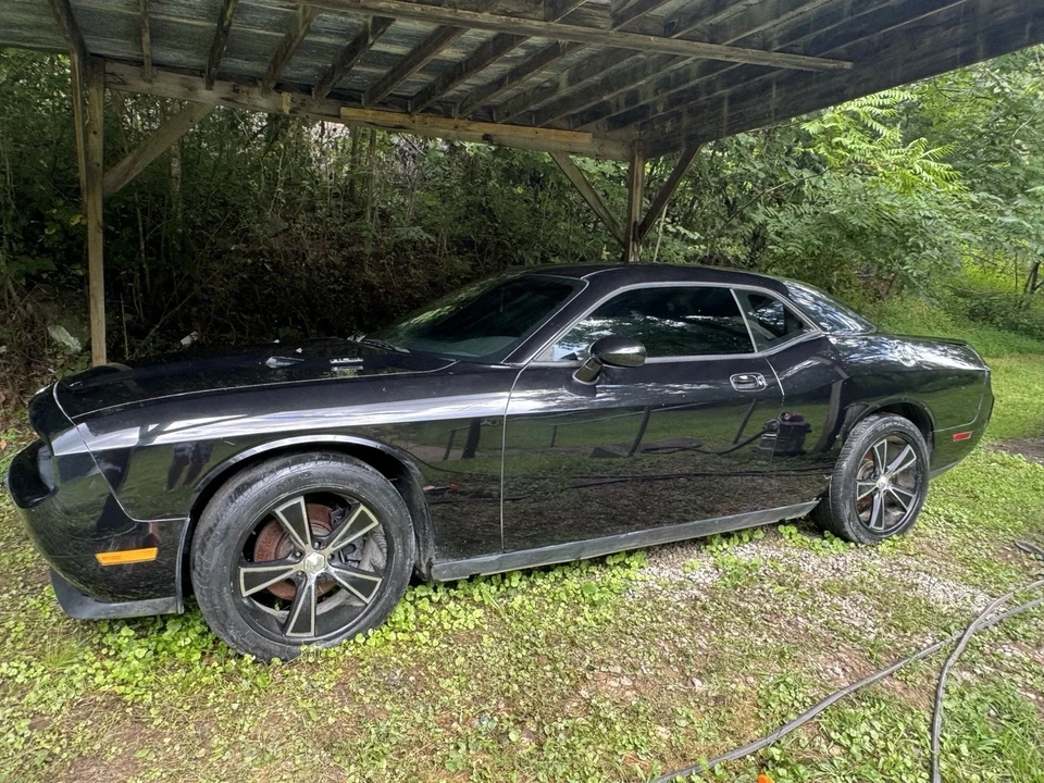 2010 Dodge Challenger 3rd Gen - Image 2 of 16