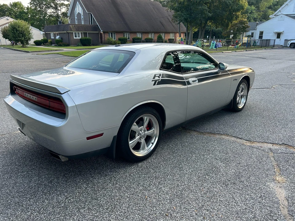 2010 Dodge Challenger 3rd Gen - Image 19 of 31