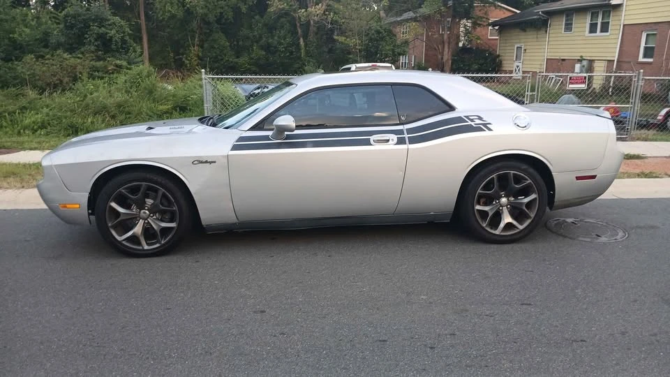2010 Dodge Challenger 3rd Gen - Image 9 of 19