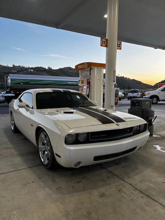 2010 Dodge Challenger 3rd Gen - Image 3 of 4