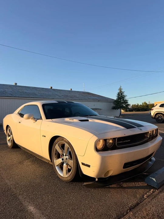 2010 Dodge Challenger 3rd Gen - Image 2 of 5