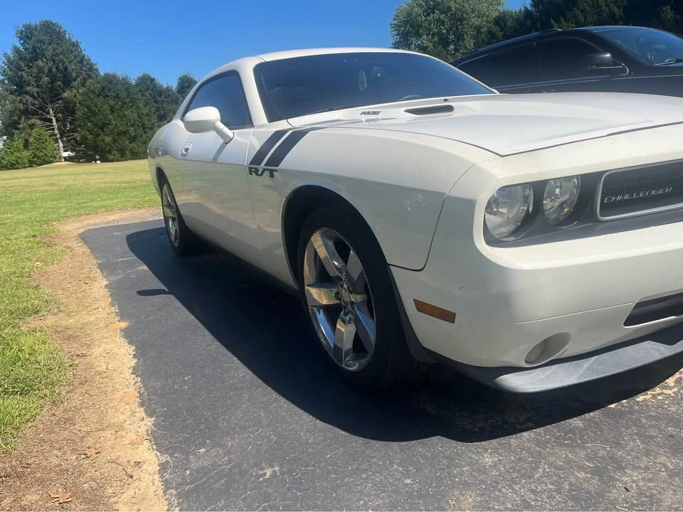 2010 Dodge Challenger 3rd Gen - Image 3 of 8