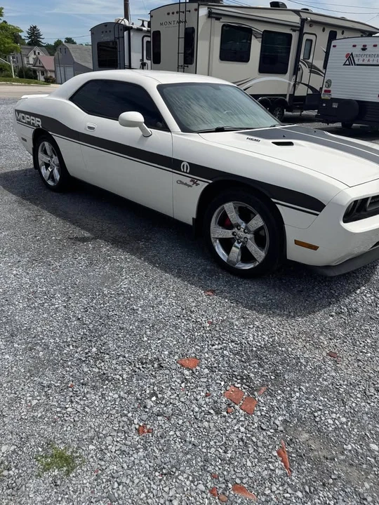 2010 Dodge Challenger 3rd Gen - Image 2 of 9