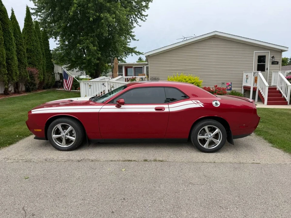 2010 Dodge Challenger 3rd Gen - Image 2 of 9