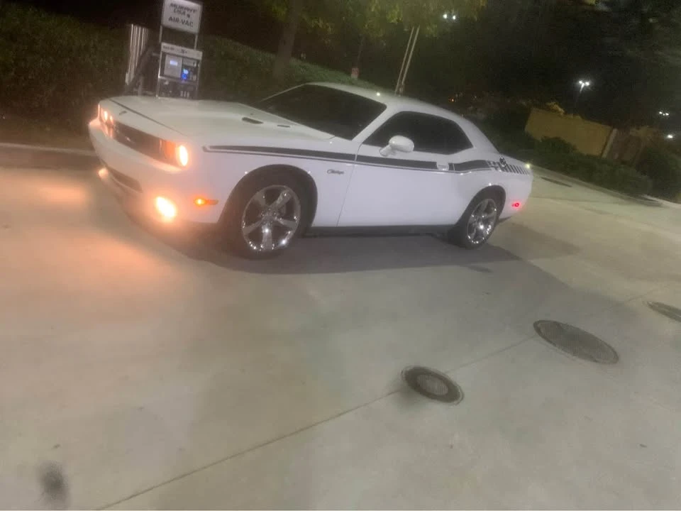 2010 Dodge Challenger 3rd Gen - Image 6 of 11