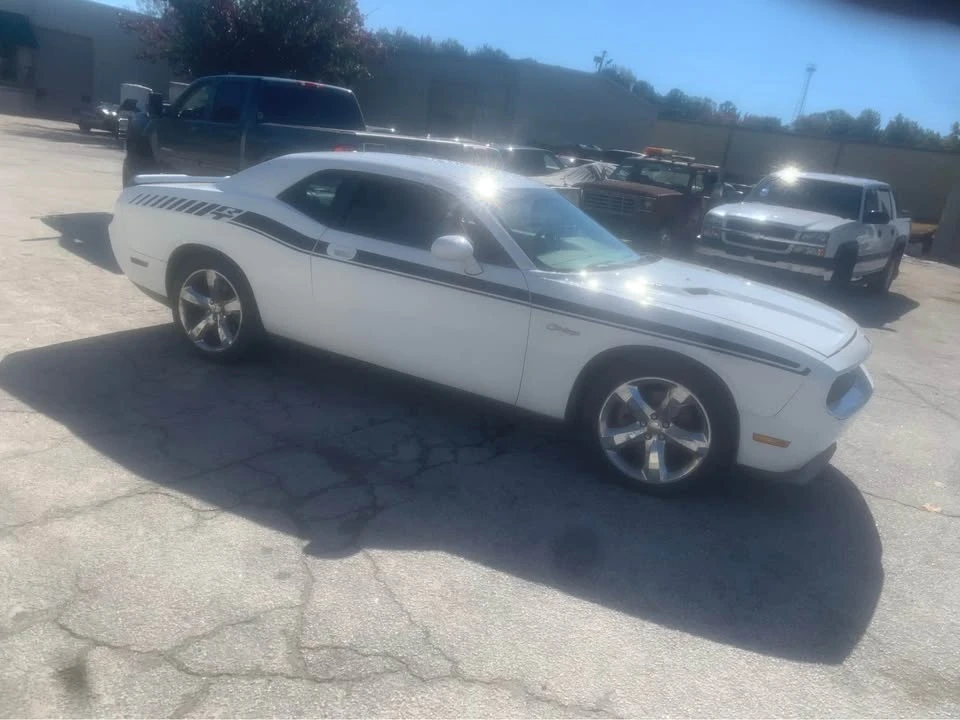 2010 Dodge Challenger 3rd Gen - Image 9 of 11