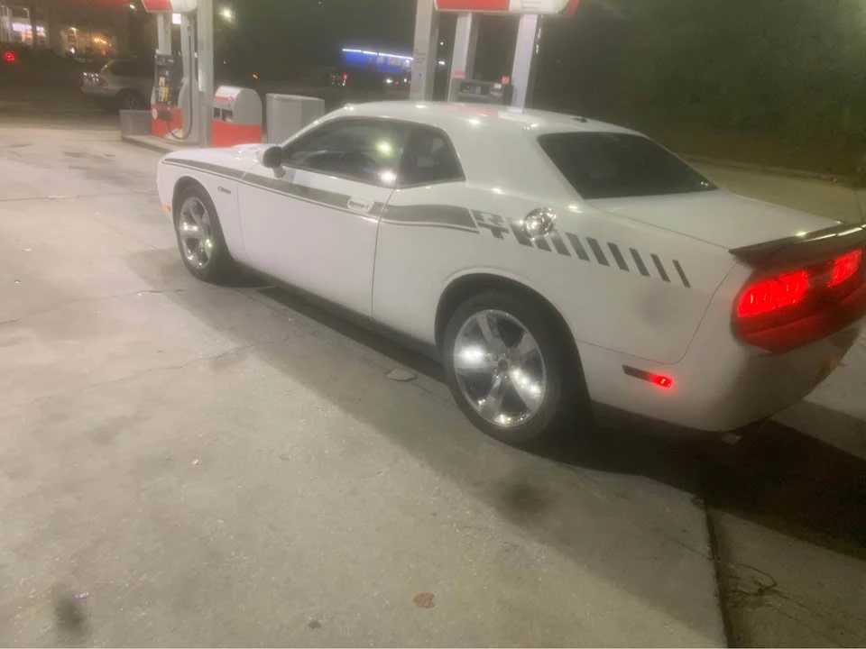 2010 Dodge Challenger 3rd Gen - Image 5 of 11