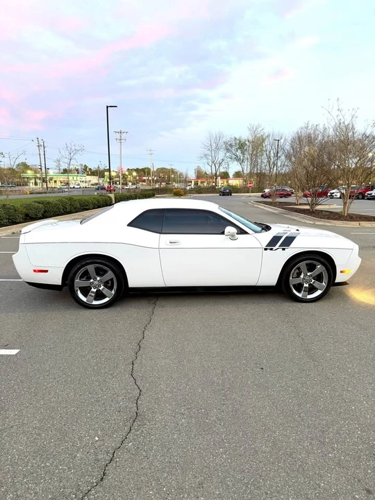 2010 Dodge Challenger 3rd Gen - Image 5 of 16