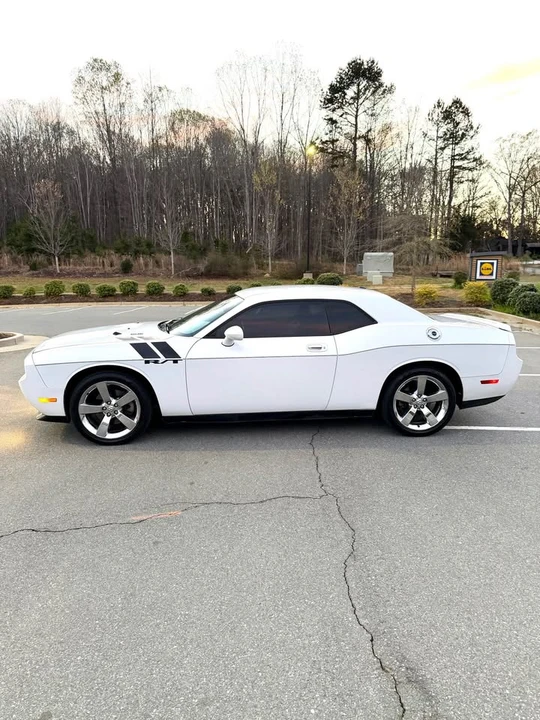 2010 Dodge Challenger 3rd Gen - Image 4 of 16