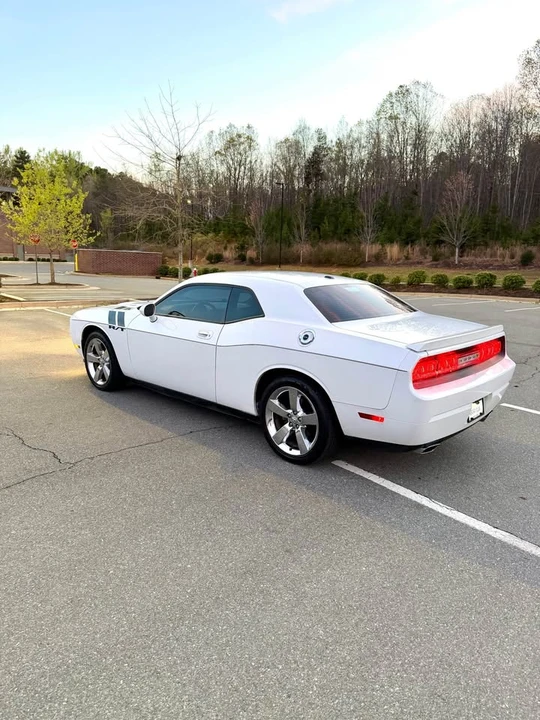 2010 Dodge Challenger 3rd Gen - Image 7 of 16