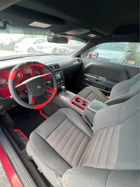 2010 Dodge Challenger - Image 6 of 7