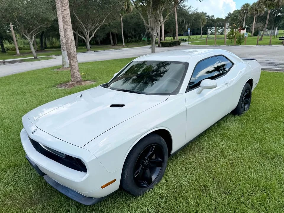 2010 Dodge Challenger 3rd Gen - Image 5 of 13