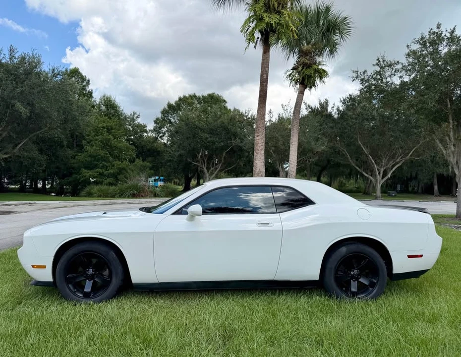2010 Dodge Challenger 3rd Gen - Image 7 of 13
