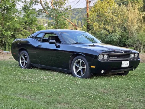 2010 Dodge Challenger SE Coupe 2D