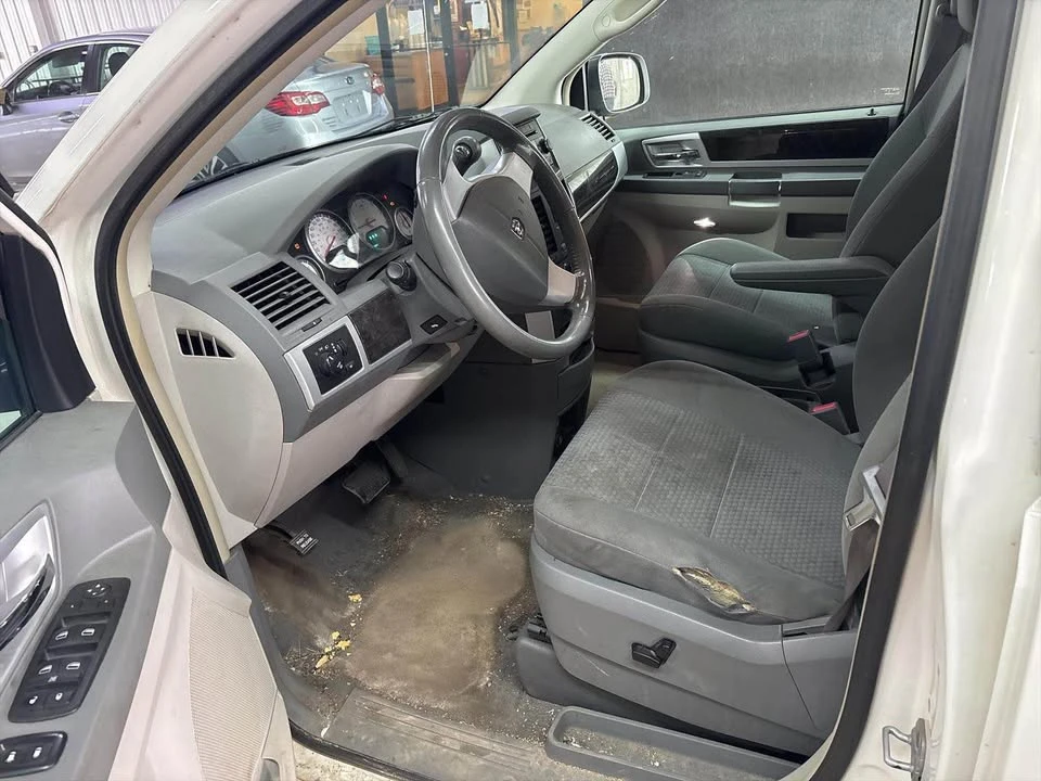 2010 Dodge Caravan - Image 7 of 9