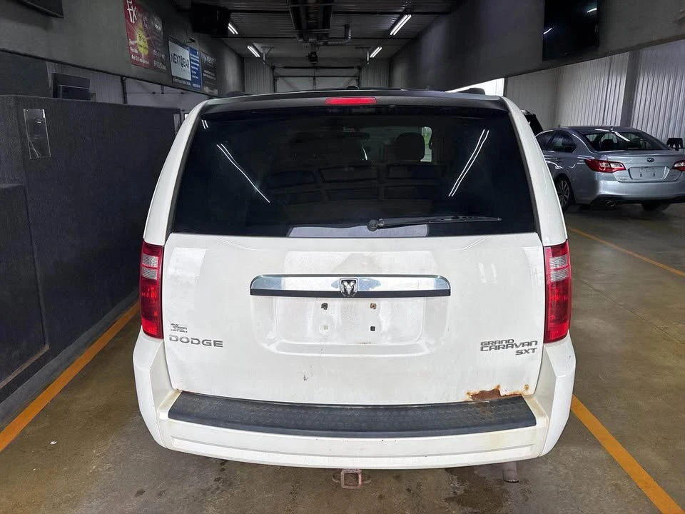 2010 Dodge Caravan - Image 4 of 9