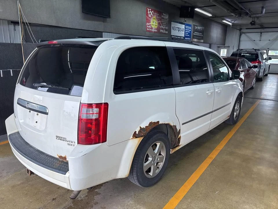 2010 Dodge Caravan - Image 3 of 9