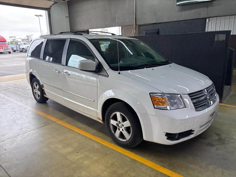 2010 Dodge Caravan - Image 2 of 9