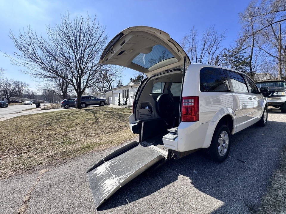 2010 Dodge Caravan - Image 7 of 18