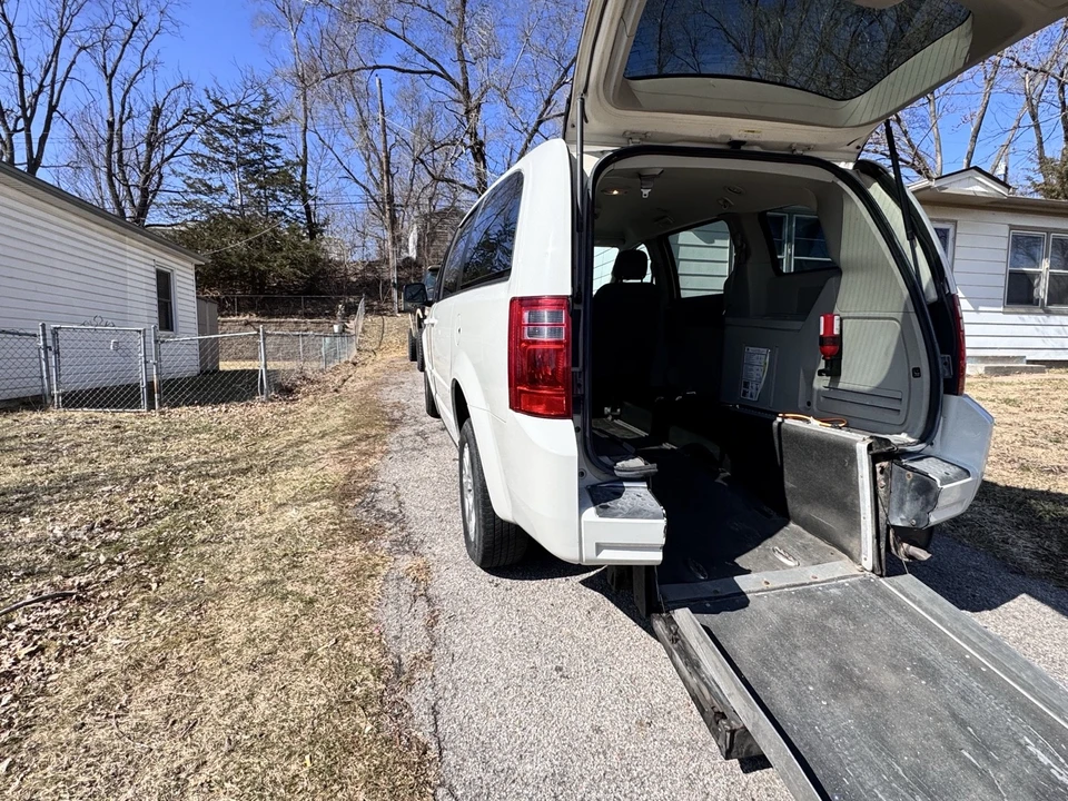 2010 Dodge Caravan - Image 5 of 18