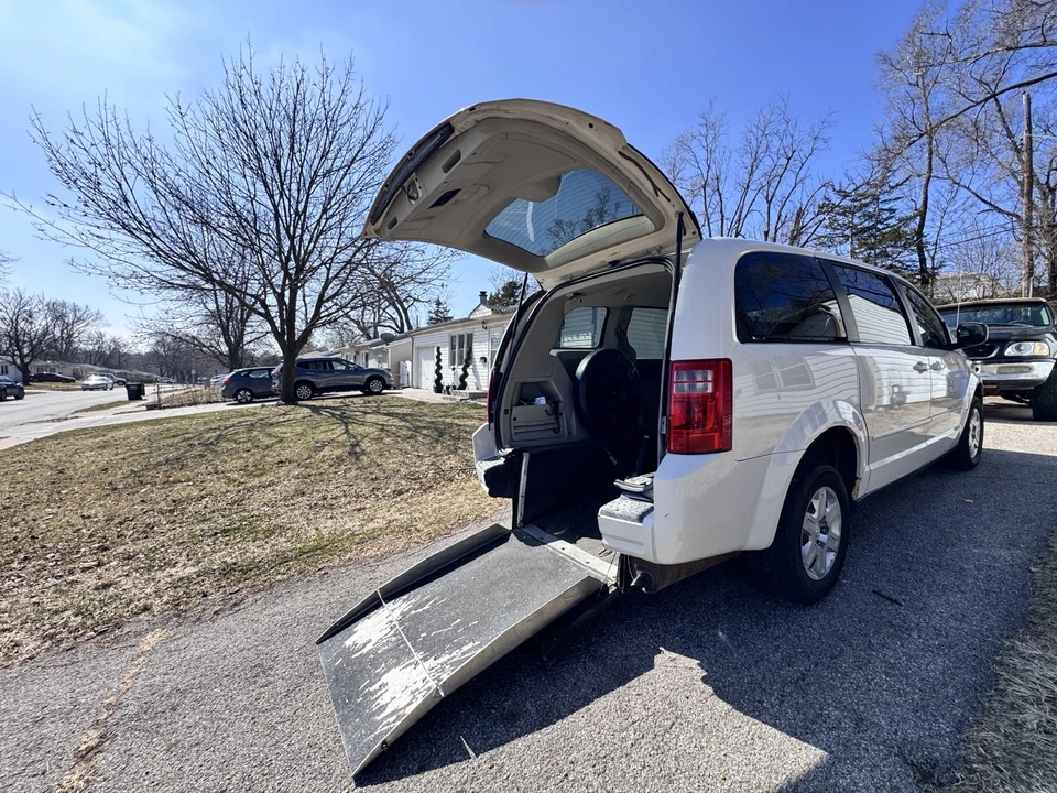 2010 Dodge Caravan - Image 6 of 18