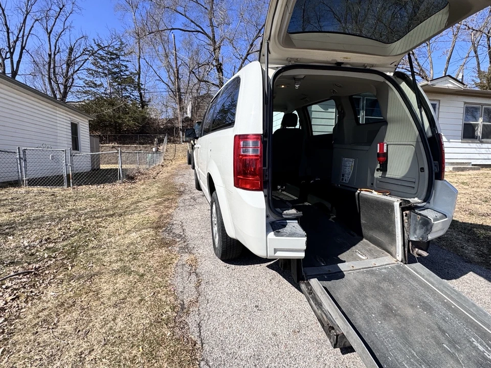 2010 Dodge Caravan - Image 4 of 18