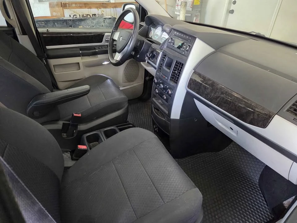 2010 Dodge Caravan - Image 8 of 11