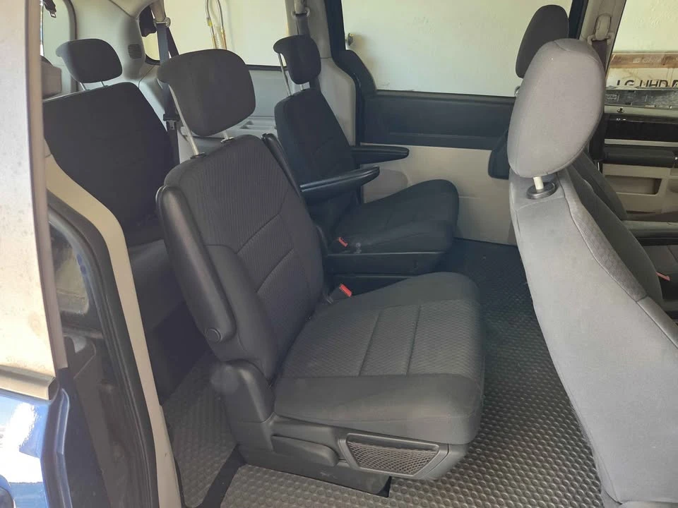 2010 Dodge Caravan - Image 9 of 11