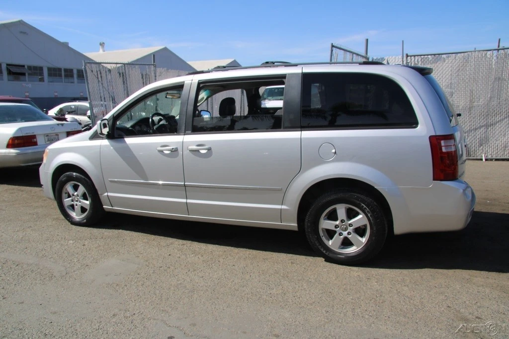 2010 Dodge Caravan - Image 5 of 24
