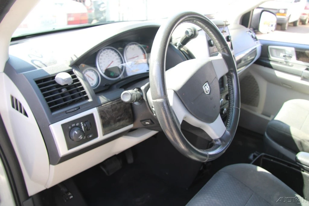 2010 Dodge Caravan - Image 16 of 24
