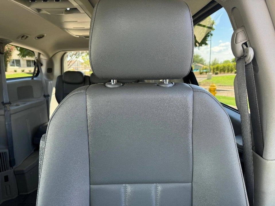 2010 Dodge Caravan - Image 7 of 15