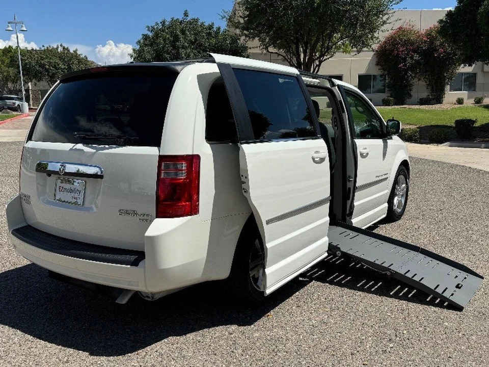 2010 Dodge Caravan - Image 2 of 15