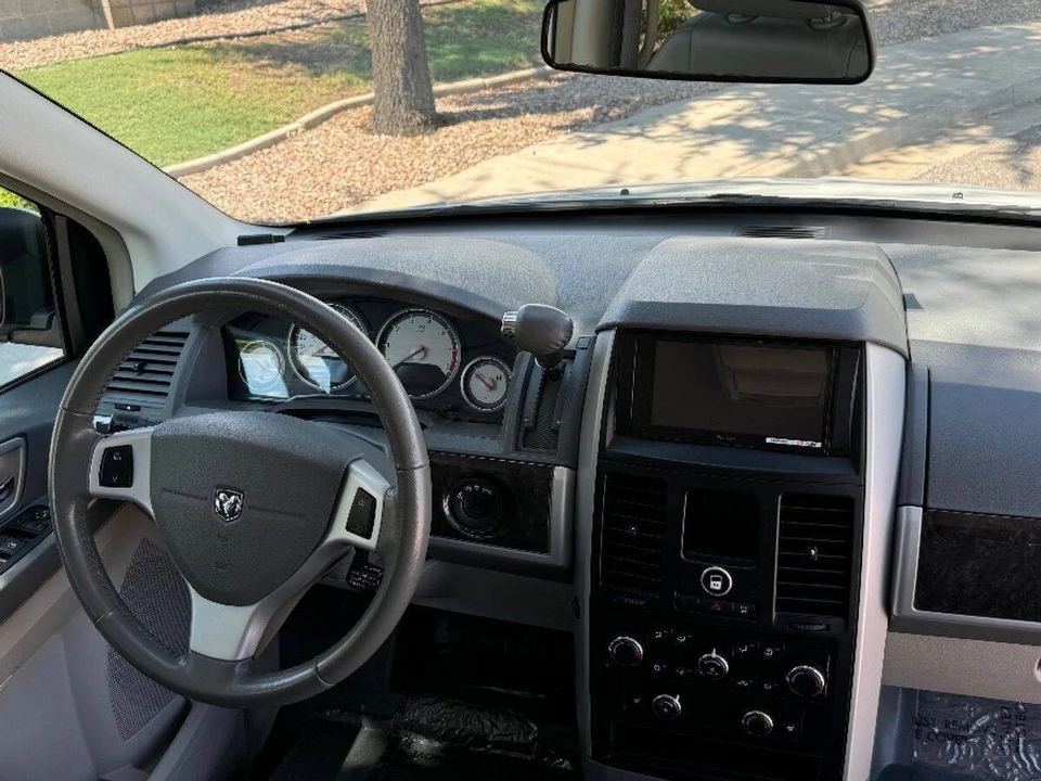 2010 Dodge Caravan - Image 4 of 15