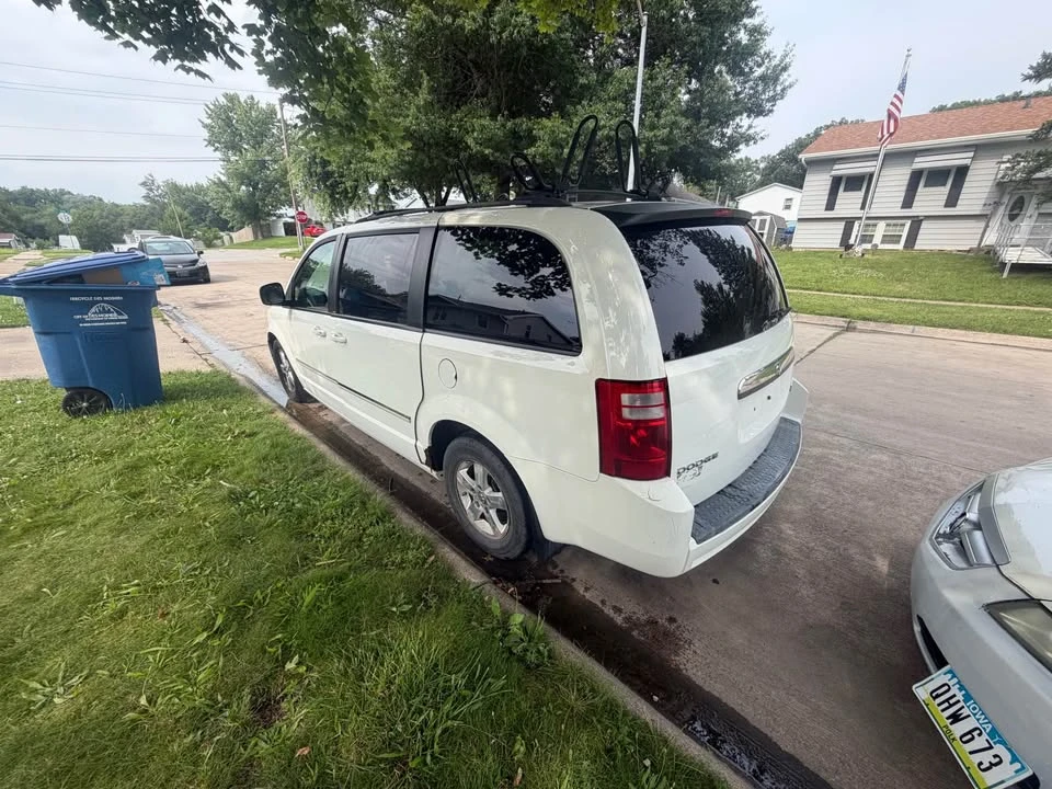 2010 Dodge Caravan - Image 4 of 4