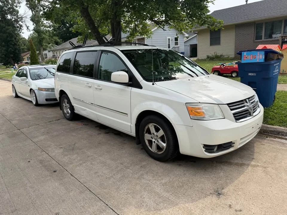 2010 Dodge Caravan - Image 3 of 4