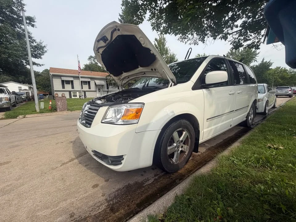 2010 Dodge Caravan - Image 2 of 4