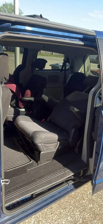 2010 Dodge Caravan - Image 7 of 8