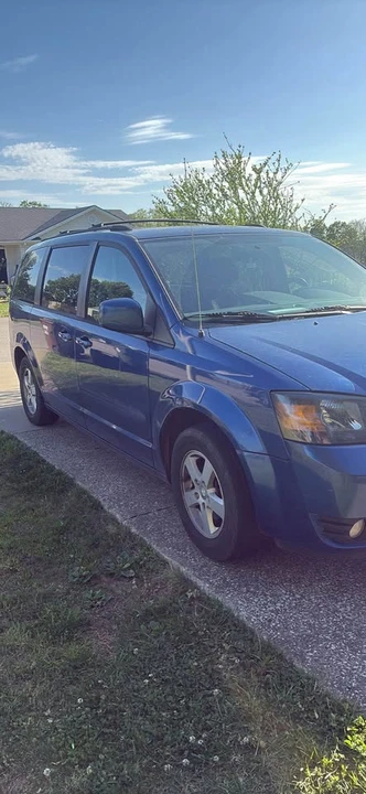 2010 Dodge Caravan - Image 2 of 8