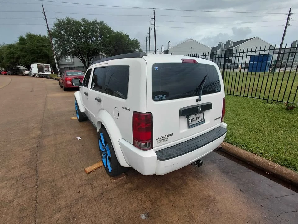 2010 Dodge Nitro - Image 2 of 5