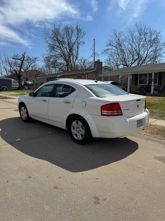 2010 Dodge Avenger Sedan - Image 4 of 11