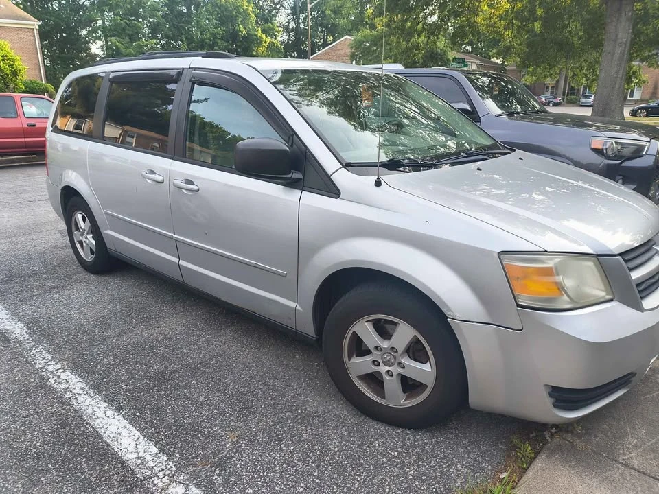 2010 Dodge Caravan - Image 3 of 7