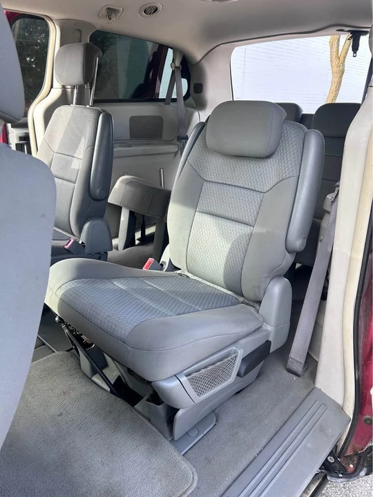 2010 Dodge Caravan - Image 12 of 16